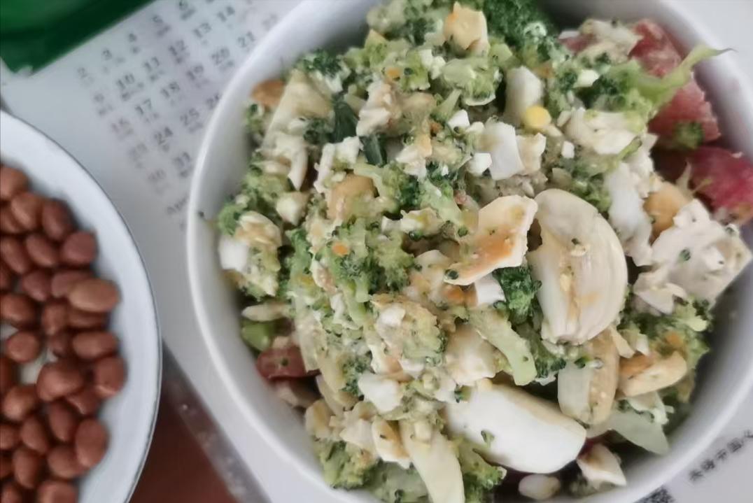 中午弄点稀饭吃，会感觉好些。我刚摆好碗筷，老公看着面前饭菜，轻声说。我心里一顿，