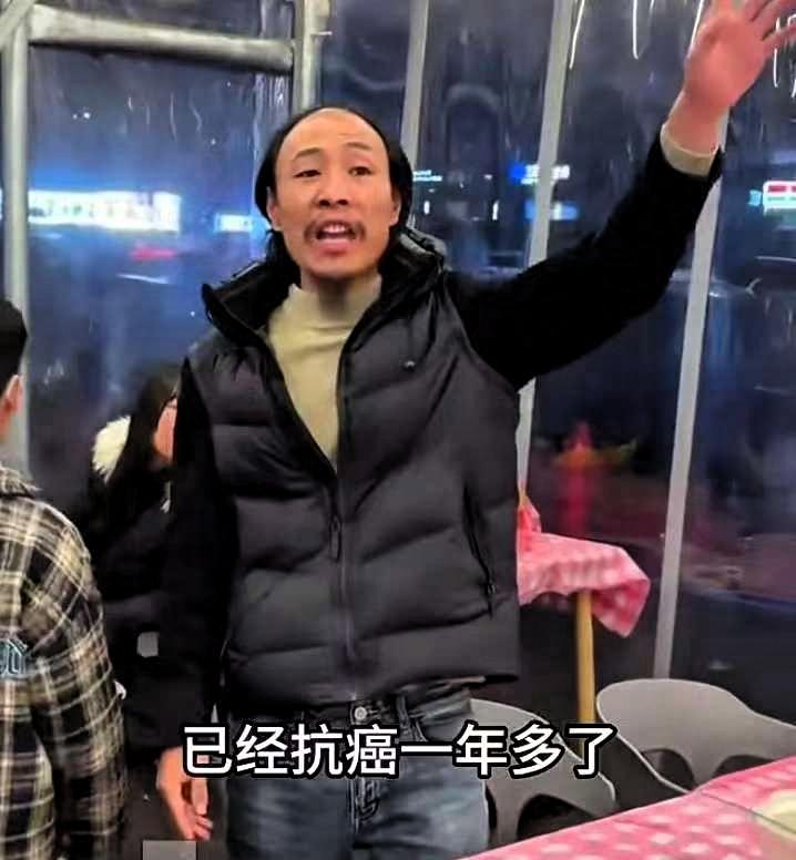 2月9日，在四川一家面馆内。一位父亲带着13岁的女儿来到面馆，只为给正在抗癌的