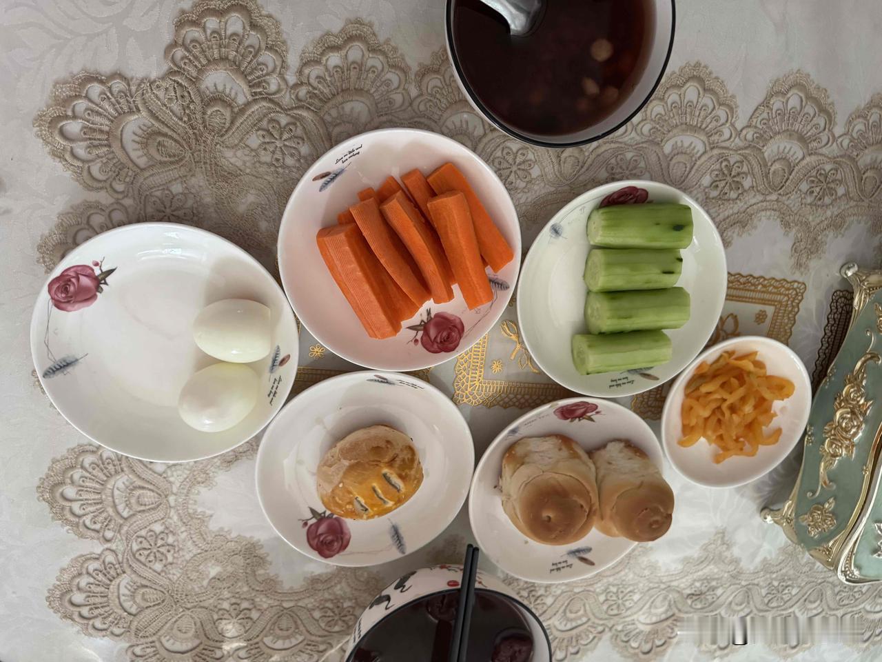 今天天气非常热，早餐供应量十足，一定要吃好，才能保有充足的热量。看看今天早餐长