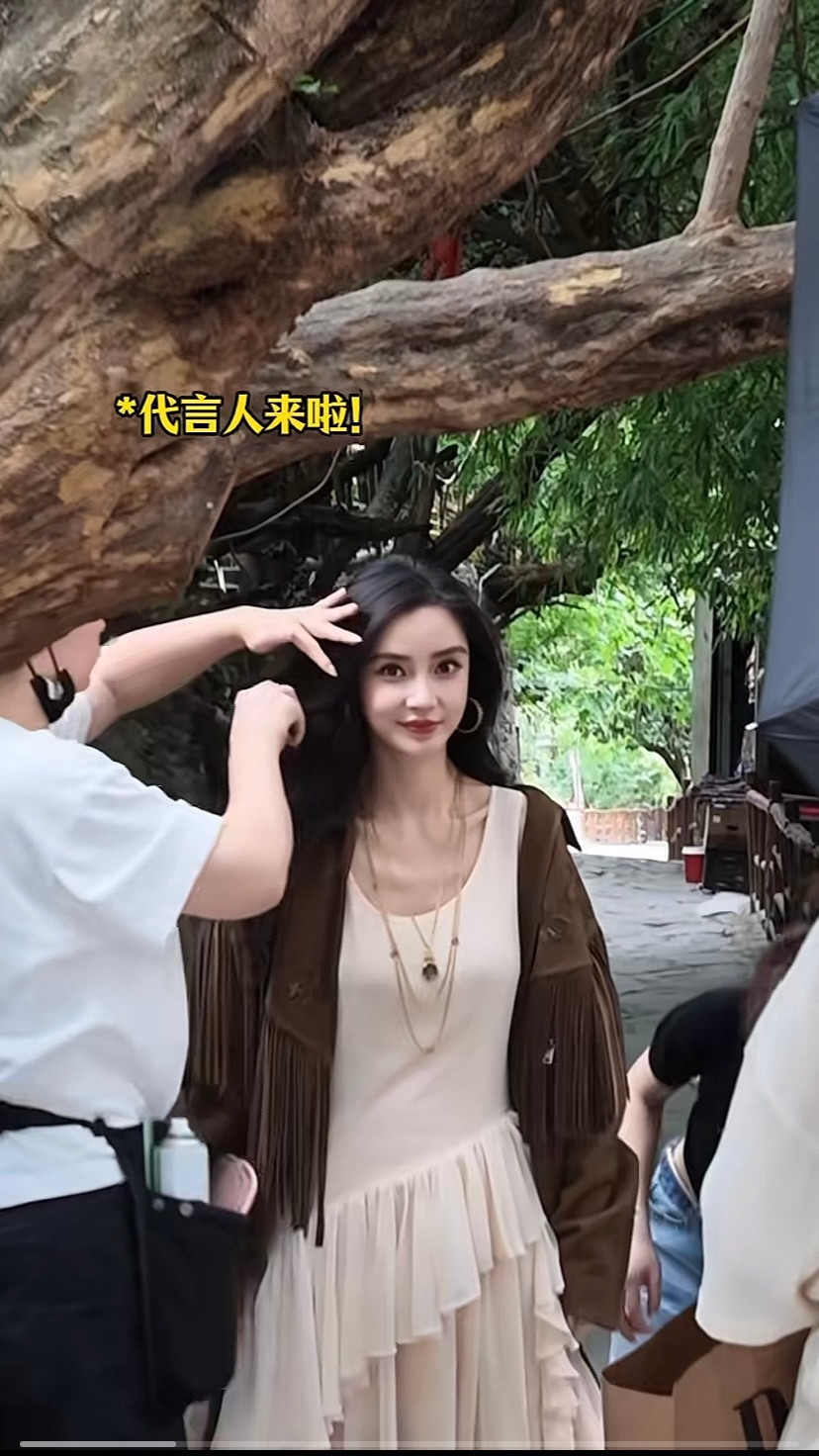 Angelababy马尔代夫游客照我鼻太适合这套民族服饰了