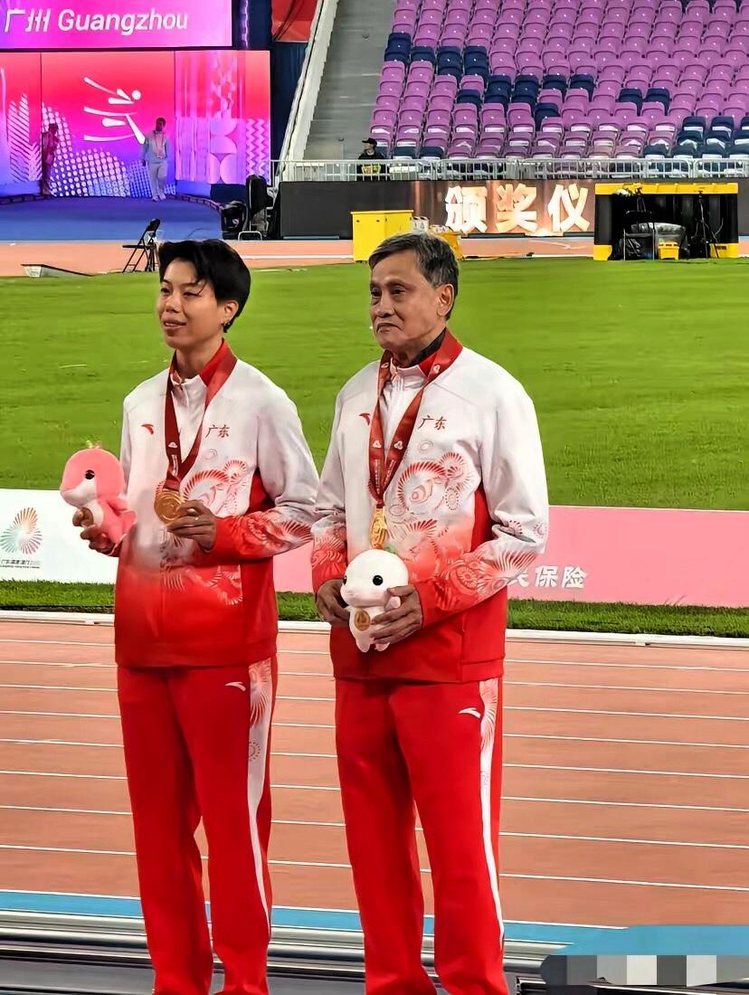 一支“凑数参赛”的队伍，怎么就拿下了金牌？答案藏在刘景扬的“无教练”逆袭里