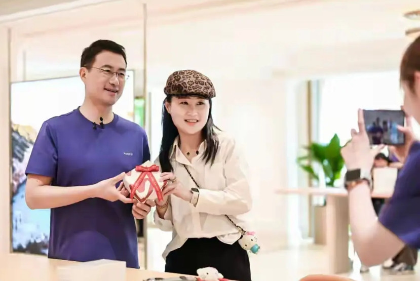 大人得志，余承东的风头被抢走了？刚刚刷到何刚的演讲视频，本以为只是一场简单的