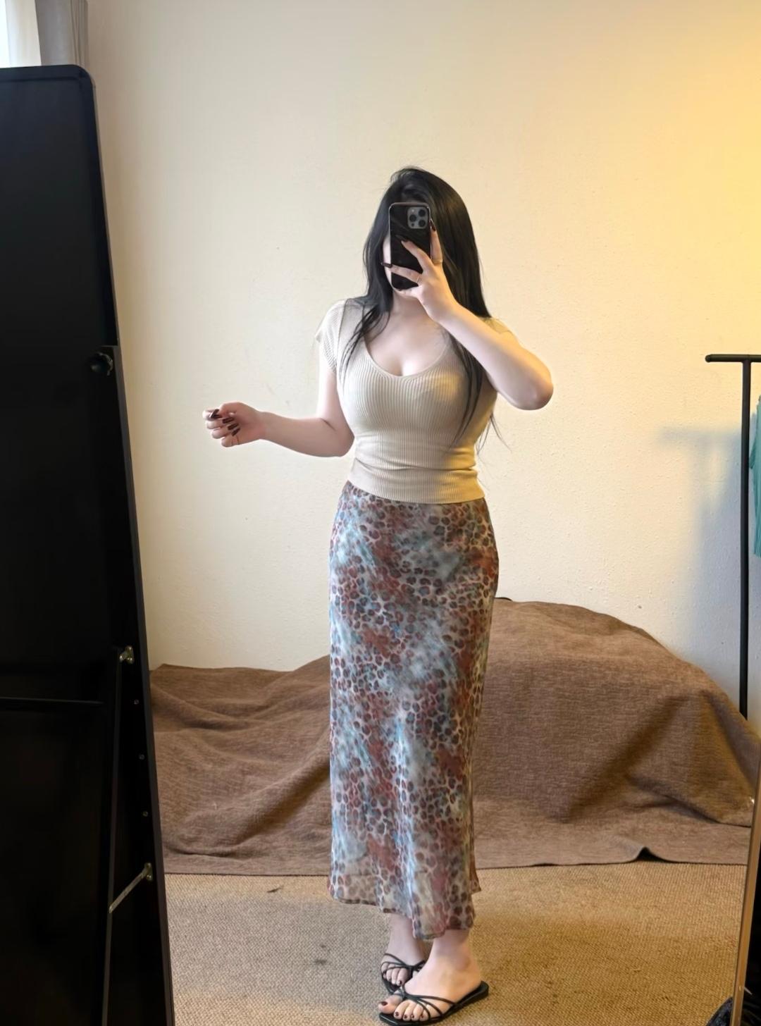 明显黑色很显瘦。