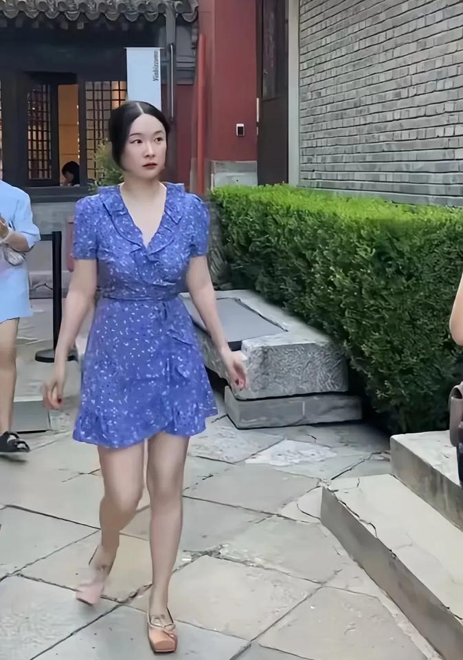 网友在北京偶遇霍思燕霍思燕状态看起来真好呀这是夫妻相吗？感觉跟杜江长得好像了
