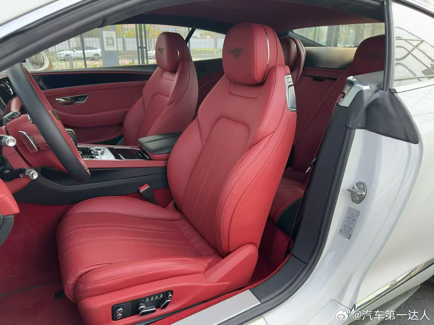 宾利欧陆4.0TV8，白红配色带旋转屏·抬头显示·座椅通风加热等