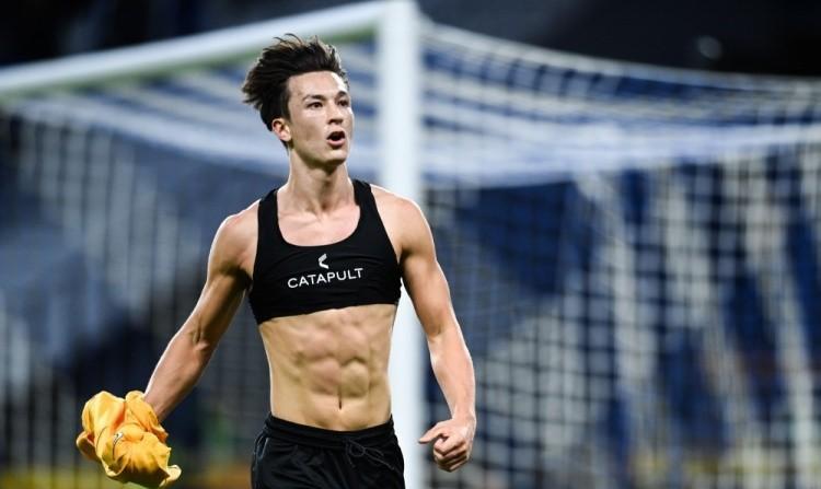 没留长发、没做指甲、没有纹身和大肚腩，还有一身健硕的肌肉，即将加盟上海海港的中国