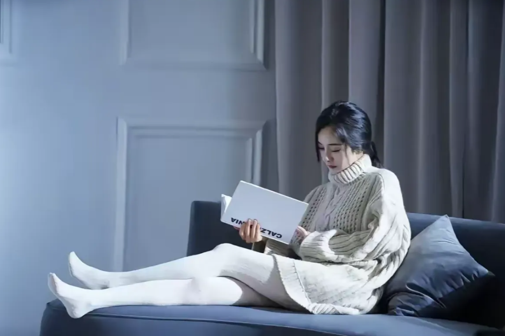 杨幂，167cm，第一次见她穿白蕾丝袜，还是黑蕾丝好看，你们觉得呢？