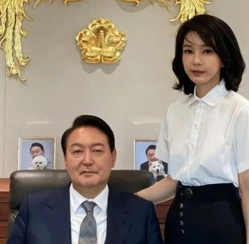 镀金学历现形记：韩国第一夫人金建希遭‘学术抄家’，总统护短引爆青瓦台魔咒！
