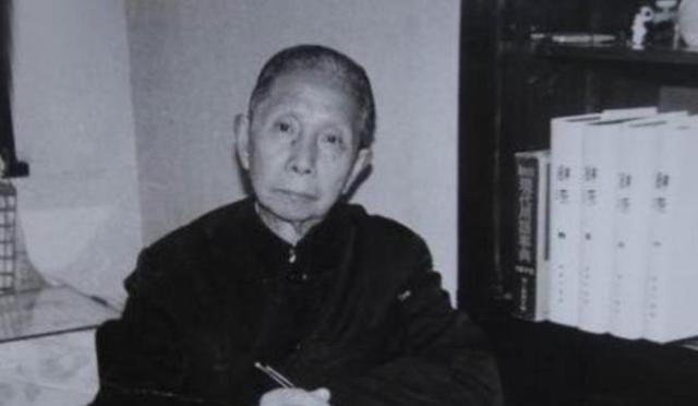 1961年，北京西花厅。周恩来见到面前这位55岁的老太太，恭恭敬敬地叫了一声