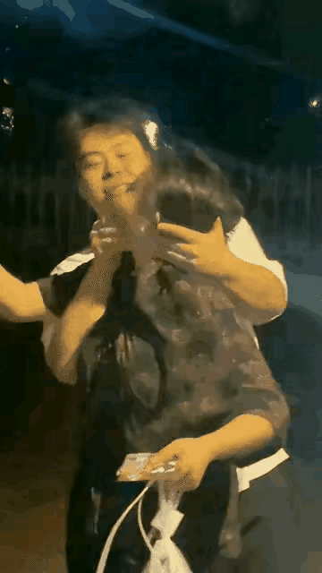 简直真的叫绝太绝绝得让老夫我自叹弗如真没想到，这个楞头椤脑的大心子青年一招