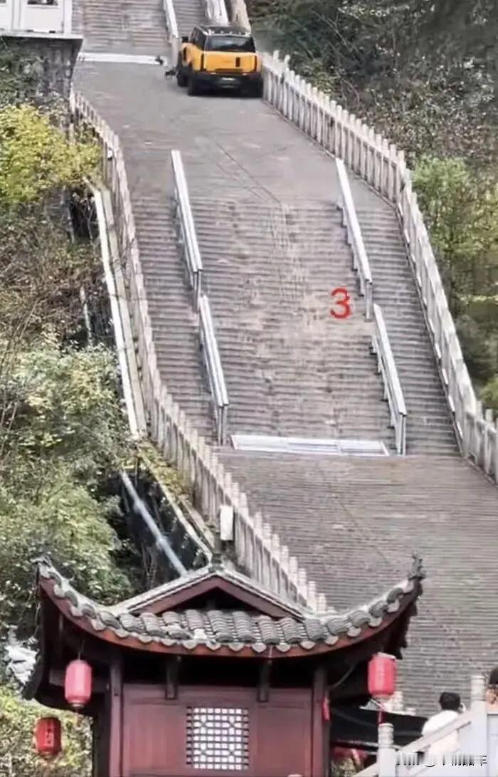 11月12日，某国产品牌越野车汽车在张家界天门山挑战999级天梯，爬至半程突然后