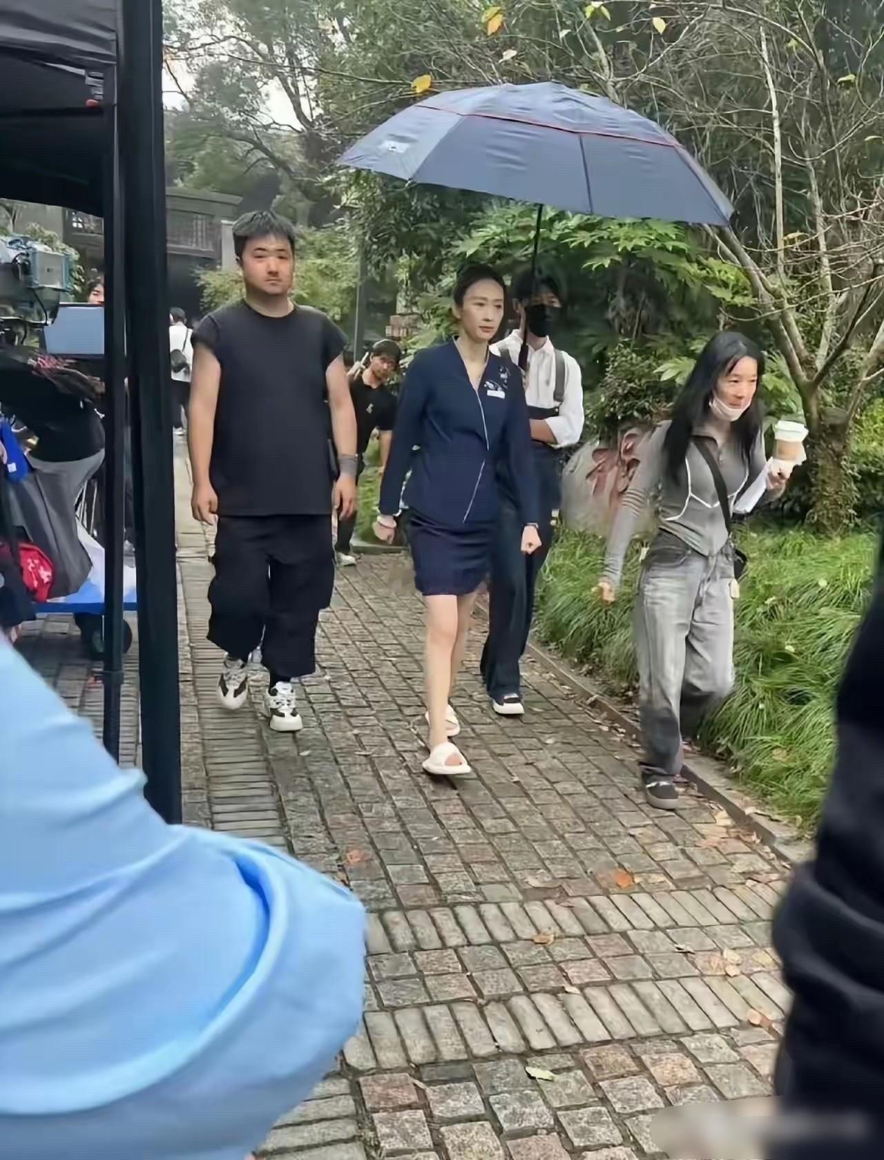 她自己不能撑伞吗？​​​