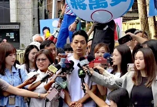 面对连署事件，蒋万安不仅没有领这个情，反倒声援赵少康，沈伯洋阴谋破产。想一想，