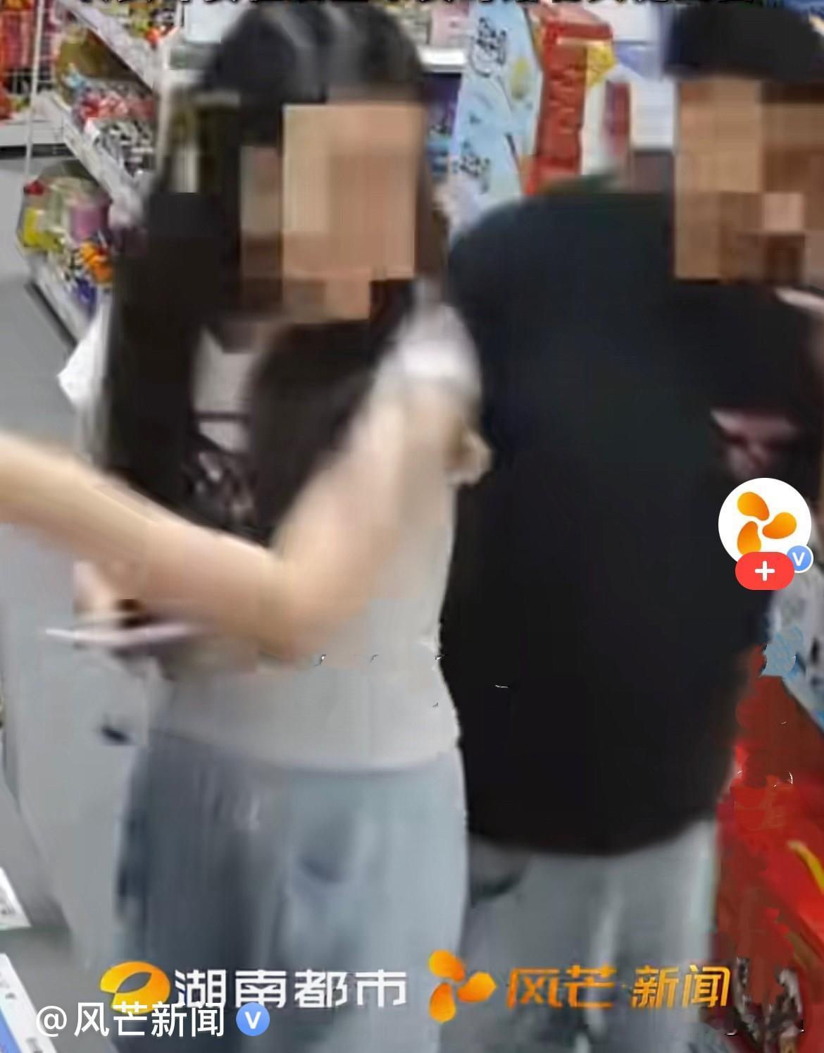 近日，浙江丽水一家便利店一名女子站在柜台前挑选东西，后面进来一名男士，转身时无意