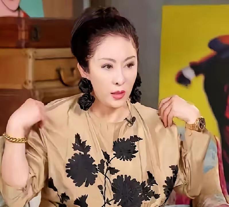 向太活得真实又清醒，她说我不买奢侈品衣服了，身上这件国内设计师品牌的衣服也才一万