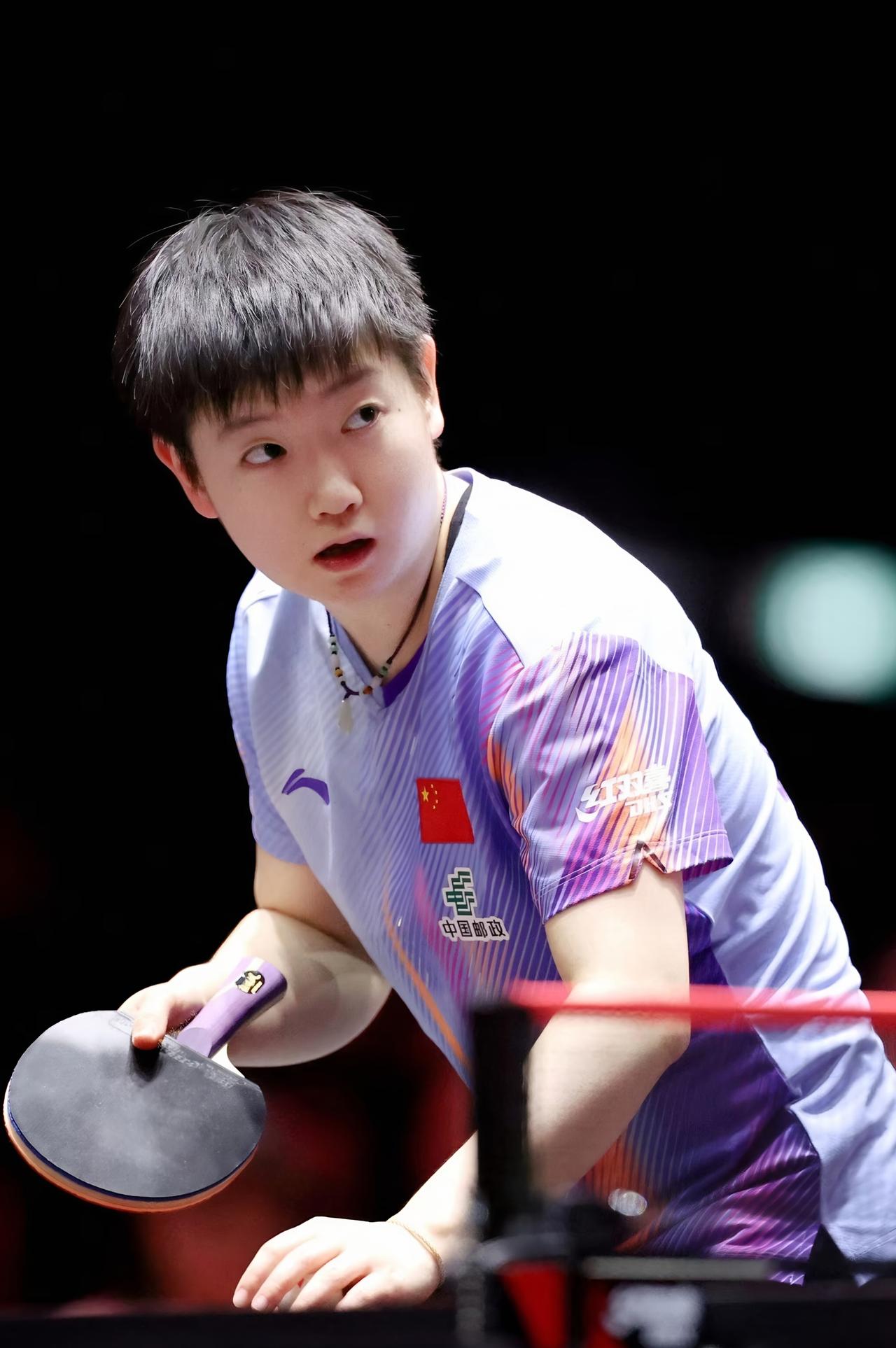 在乒乓球赛场上，比赢得冠军更难的是赢得人心！新加坡大满贯决赛的选边嘉宾是