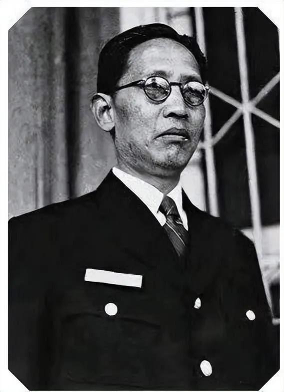 1949年，中统特务头子叶秀峰拿出2700余根金条，交由儿子转运至台湾。没