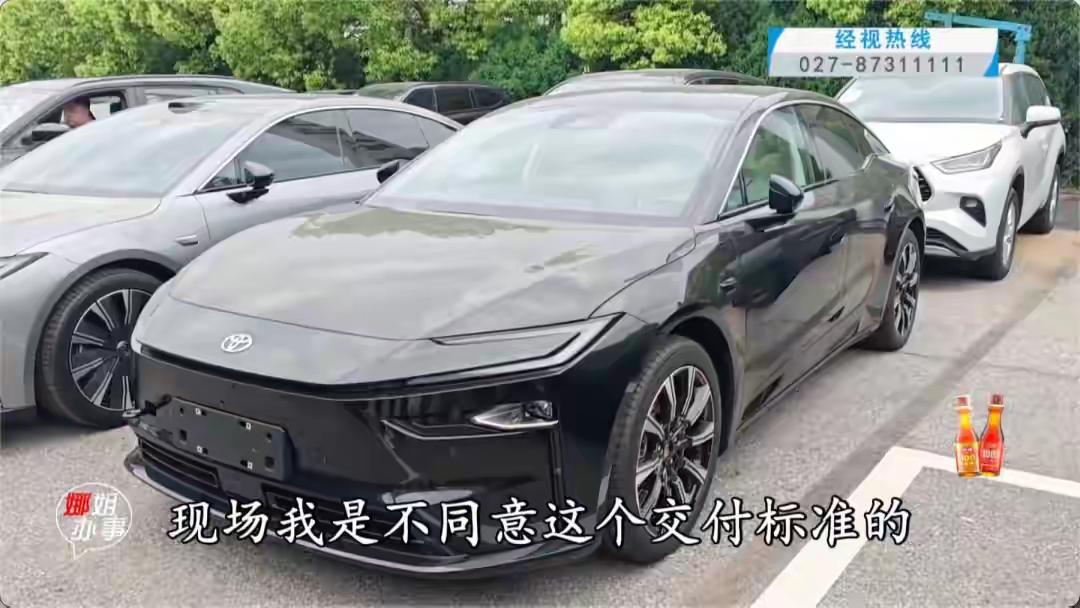 湖北武汉，男子买了一辆新车，提车时发现车灯出现明显的“大小眼”，其中一个车灯凹陷