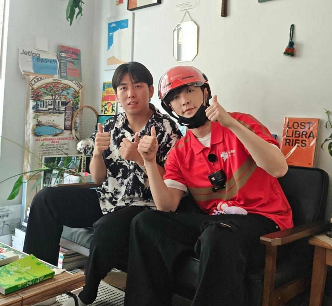 张艺兴在北京街头送外卖，亲自给顾客送到家里，非常敬业，以后退圈了可以去专职送外卖