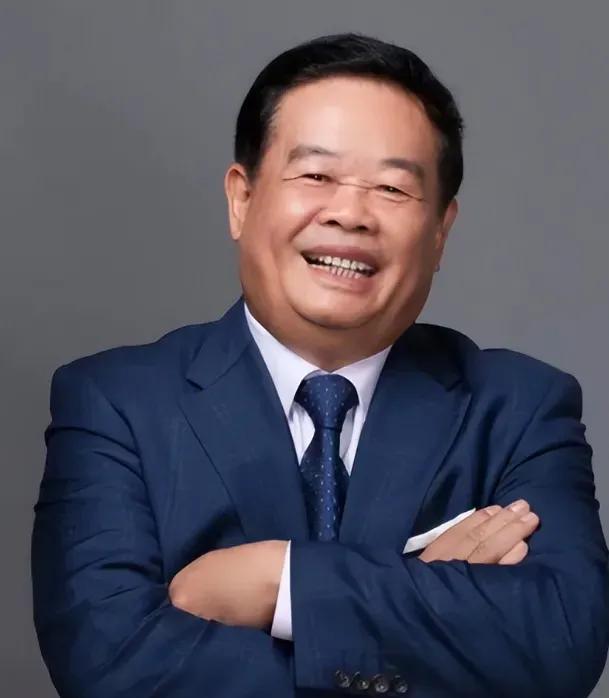 1980年，曹德旺写信给太太陈凤英提出离婚。台灯的光晕里，曹德旺捏着钢笔的指