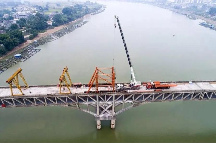 实拍横州新峦城大桥！藏着平陆运河的大秘密，来年再见更震撼郁江之上，机械轰鸣，