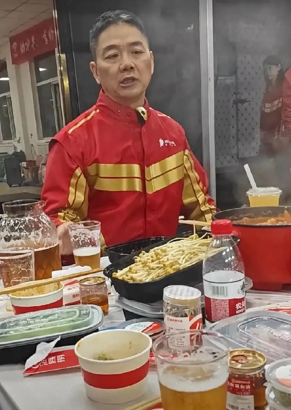 刘强东和骑手们共进晚餐，喝啤酒吃火锅。东哥不再像曾经那般，鲜衣怒马少年时了。两
