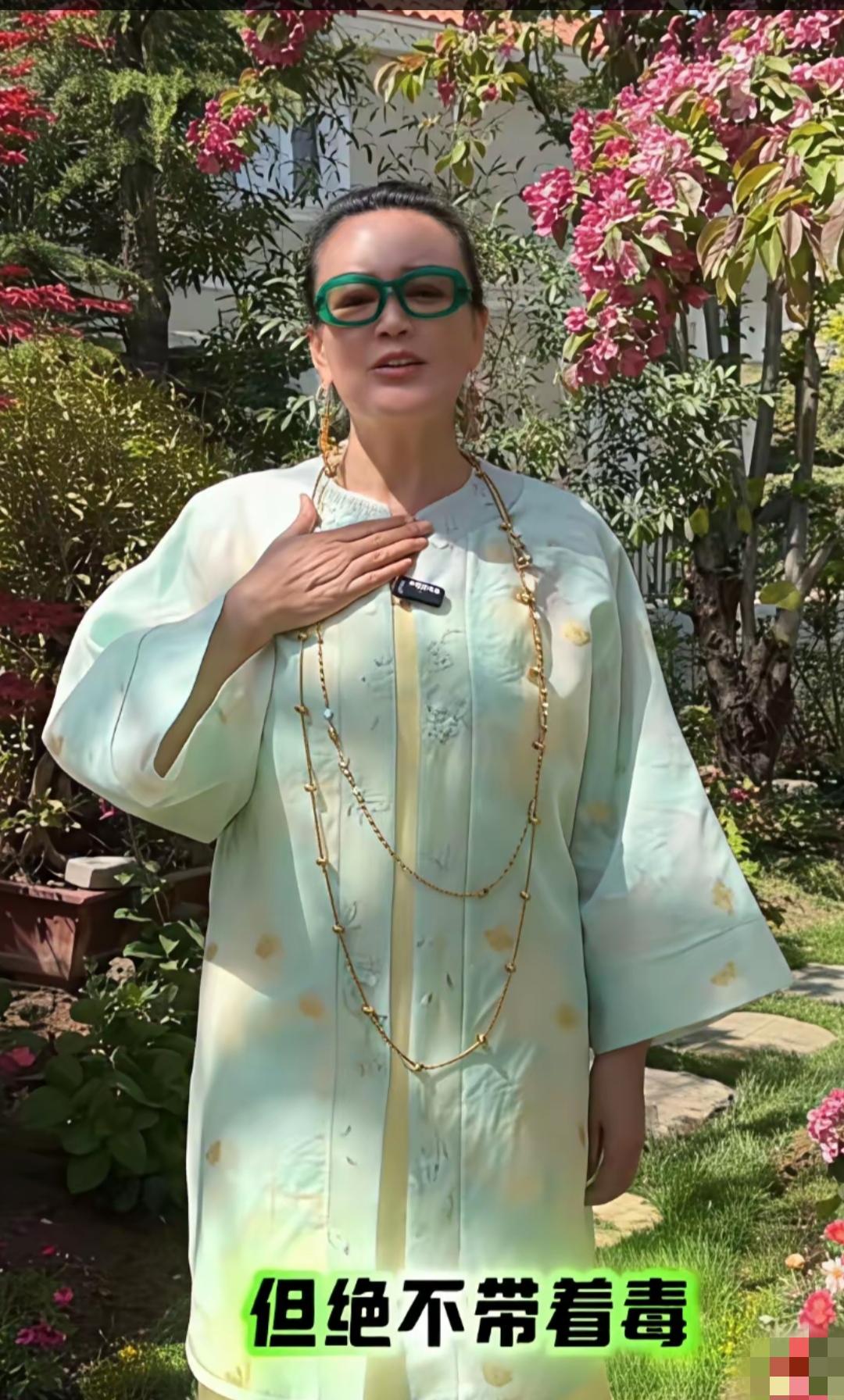 张兰穿衣真的是很有品位，简直是行走的衣架子，穿什么都那么好看！如果当初张兰选