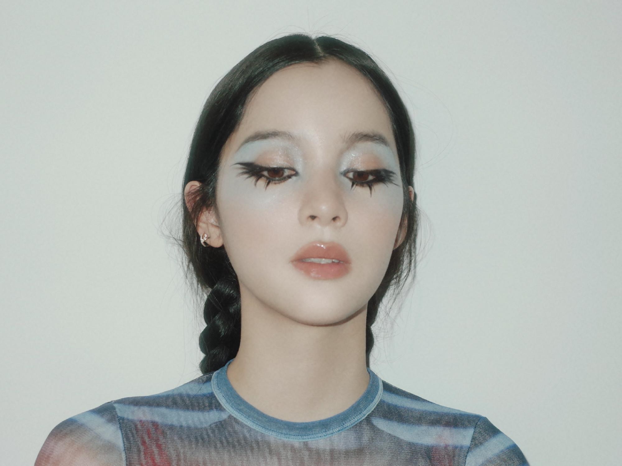 欧阳娜娜好大胆的尝试这次真的“破茧成蝶”了！贴头皮发型撞上鎏金薄纱，甜妹变身复