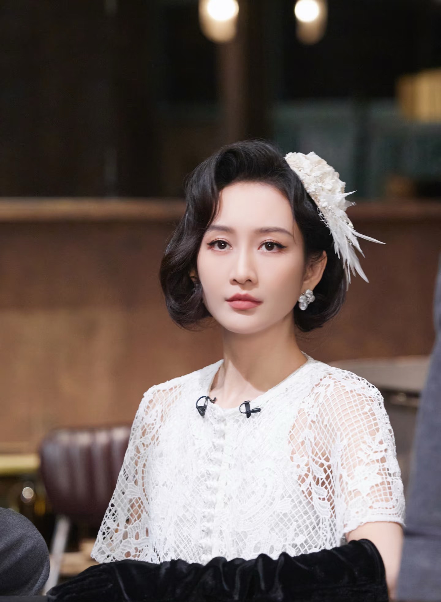 王鸥带女儿逛街莫名觉得王鸥挺酷的。从小父母离异寄人篱下，现在44岁自己带女儿，不