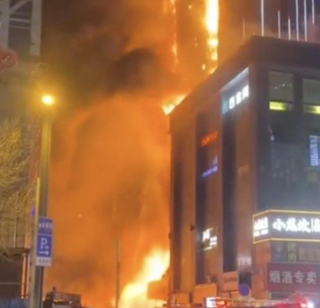 太原一商圈起火现场浓烟滚滚太吓人了！太原一商圈突然起火，现场浓烟滚滚直冲云
