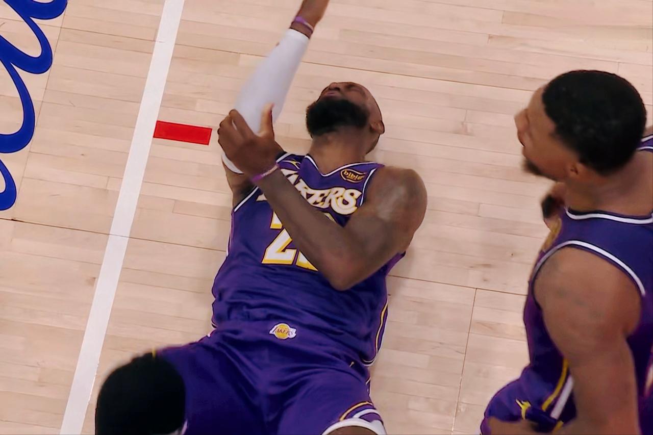 别再乱黑了！詹姆斯“装可怜”？看慢放+事实，41岁犯不上演。3月19