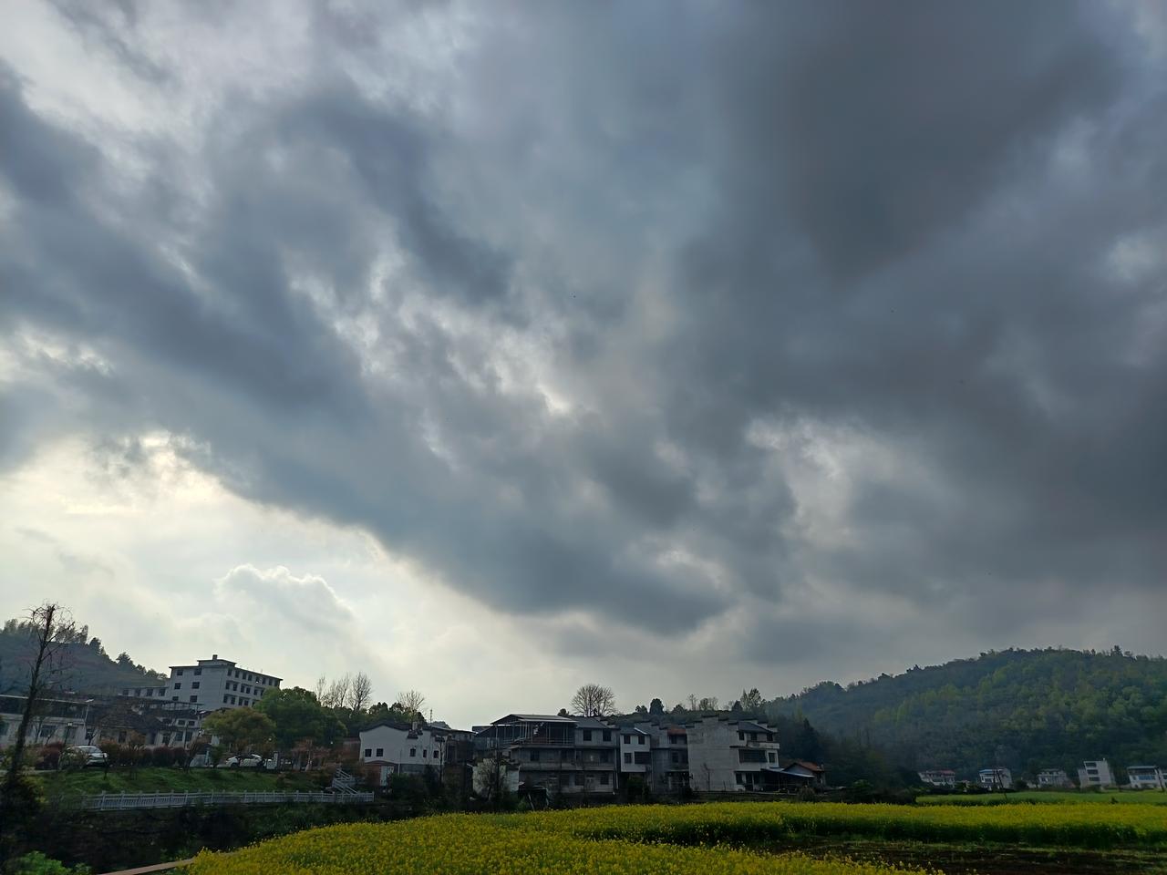 老人生了四个儿女，三个儿子一个女儿，年轻的时候在县城的女儿家里住得多，帮女儿女婿