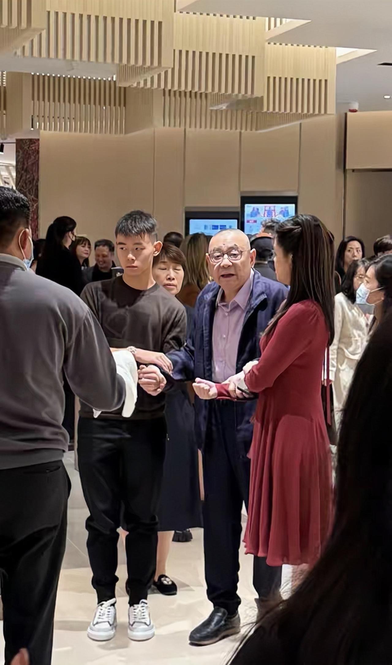刘銮雄近照，他现身弟弟刘銮鸿新商场开幕典礼活动，吕丽君所生的儿女罕见露面。姐