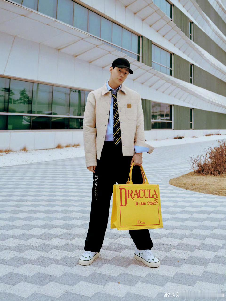 刘宪华18年前就长这样谁被刘宪华的冻龄颜值惊到了！巴黎时装周全程状态拉满，各种