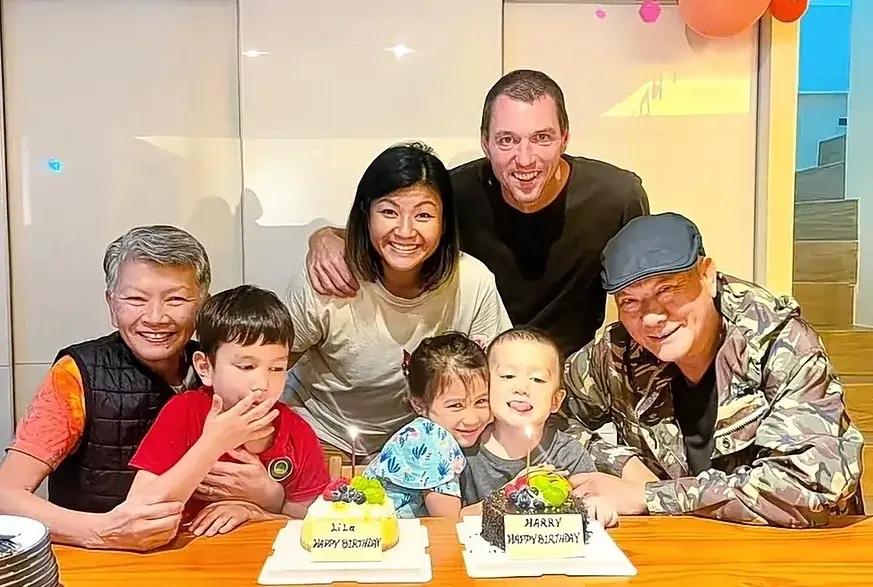 港片的“警察专业户”李修贤一家七口全家福，幸福满满李修贤妻子李月华端庄大方，
