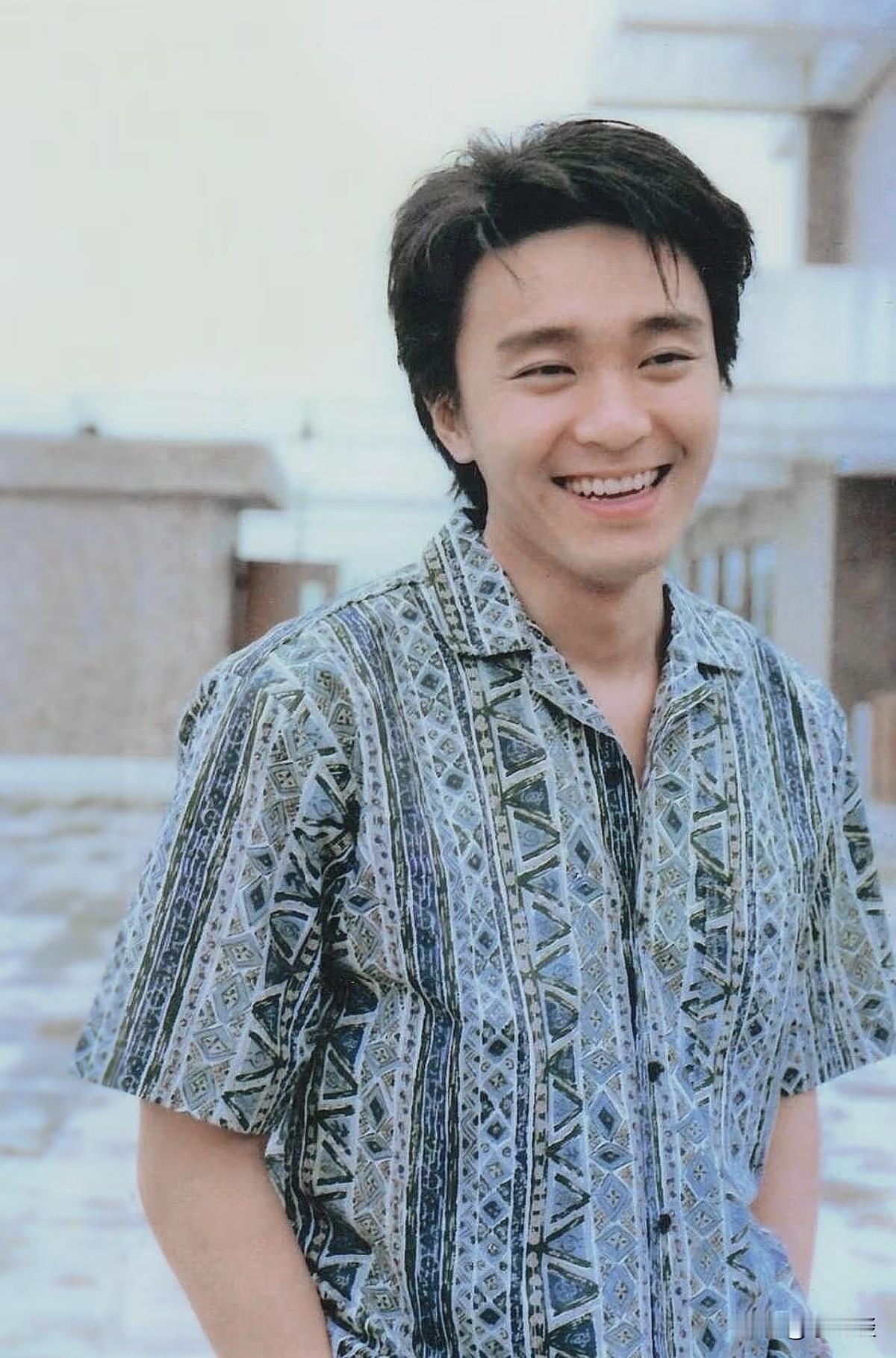 如果让我用一段话形容周星驰，我会说：“”当演员时，他比导演火；当配角时，他比主角