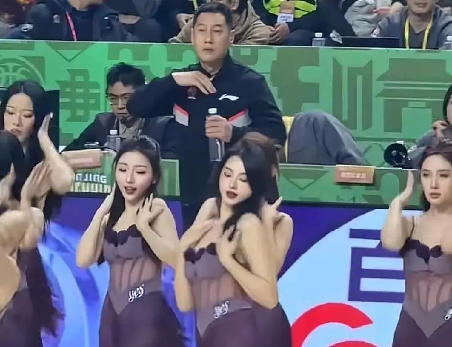 CBA新规一出，啦啦队裙子先“缩水”。“抖臀舞”直接下线，导演秒变班主任：