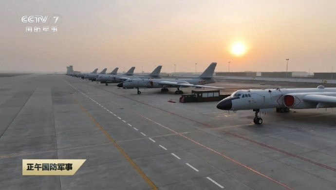 大批轰6K贴近台湾岛大家可能是被轰-6K“轰炸机”的名号误导了，轰-6K早就不干