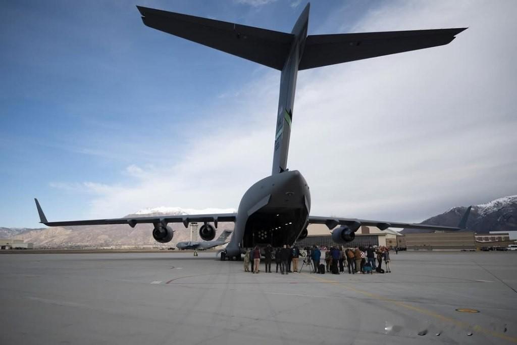 ⚛️✈️🇺🇸美国空军首次使用C-17运输机运送了一座核微型反应堆。这一