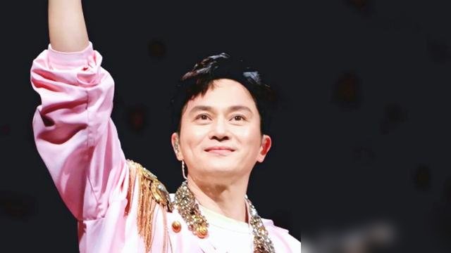 张智霖当着容祖儿的面，故意跟袁咏仪说白天“约会”细节。袁咏仪当场变脸，眼睛都瞪圆了，追着问到底去了哪