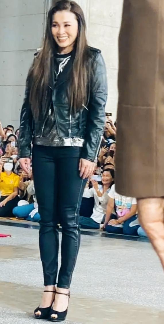 一身休闲装打扮的苏提达，看起来是不是更漂亮啊？苏提达的笑容看起来是不是非常甜美