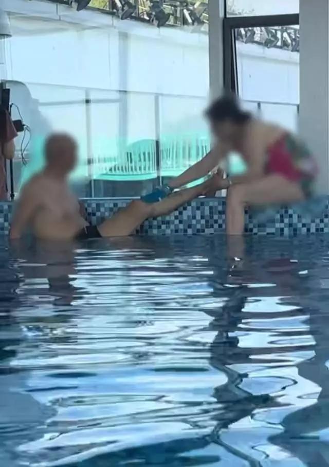 4月28日，河北秦皇岛圣托里尼蓝顶海景温泉酒店的公共泳池里，一对大爷大妈的行为简