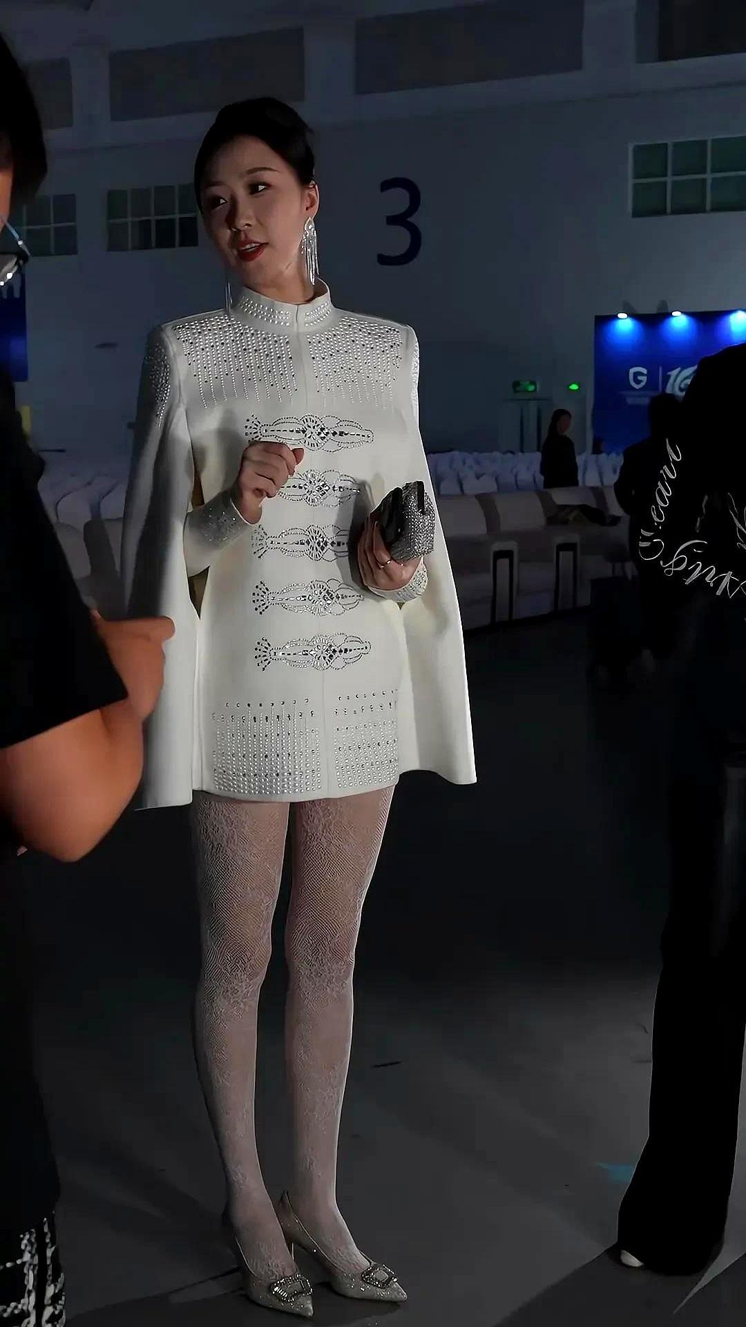 到她腿上立马变高级李沅桐因丝袜穿搭被称“丝袜教母”，能把一般人穿显土的花