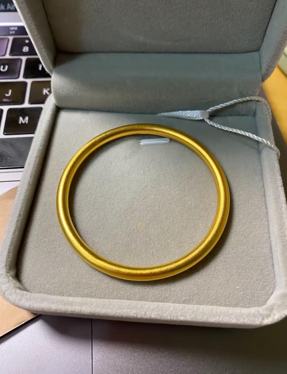 真是离了大谱，我有一个金镯子买了一年多了，平时就放在梳妆台抽屉里没怎么戴过，昨天