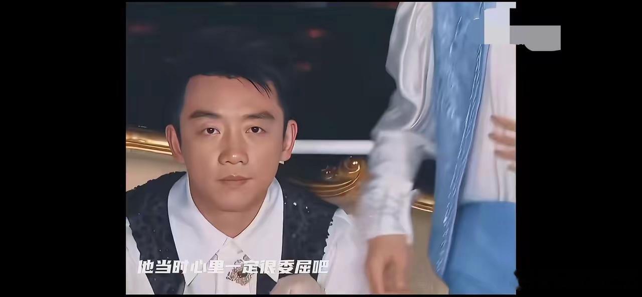 热搜词不是"苗苗不舒服了"，是"苗苗**也**不舒服了"。这个"也"字，才是整件