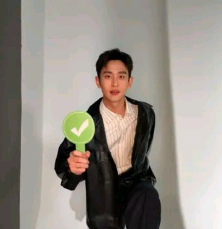 王天辰发了一条动态配文就5个字：“跳板√背景板×”两张图，一张举着代表认可的