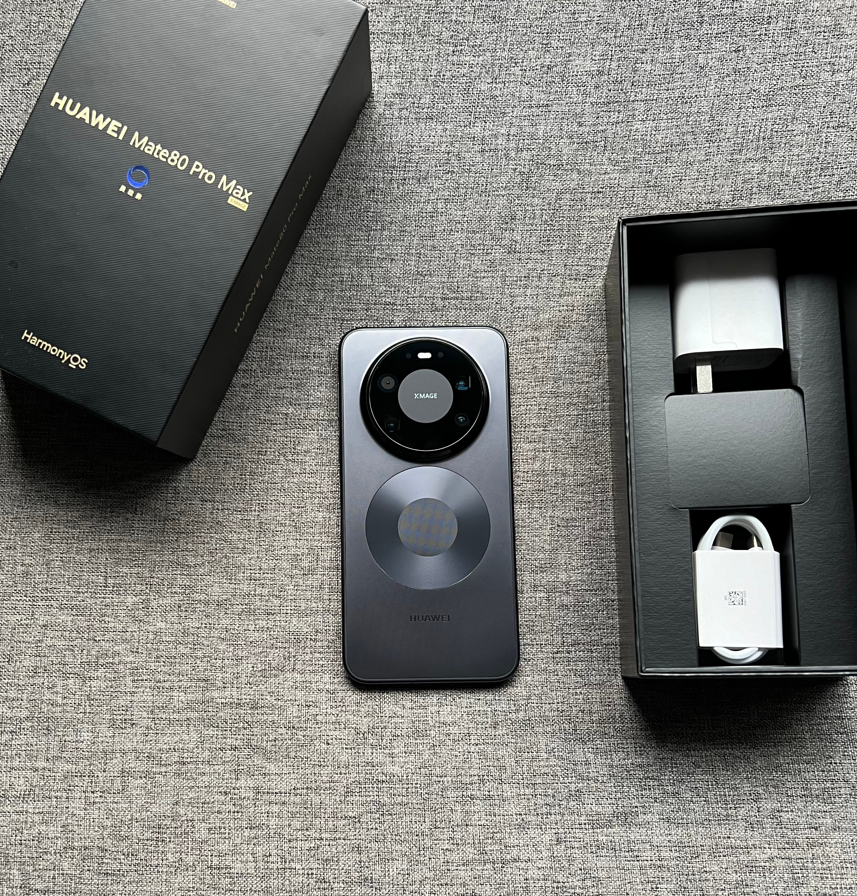 华为Mate80ProMax16+1TB极夜黑，屏幕完美，外壳细微使用痕迹