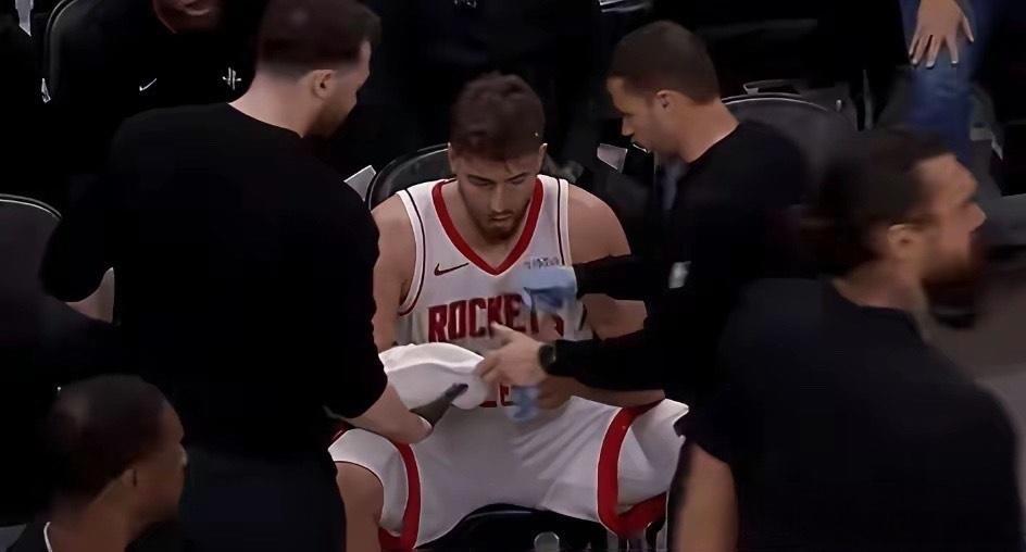 同样剧本输了三次，又是关键时刻了杜兰特被包夹，阿门接到球出给申京，三分不沾框。我