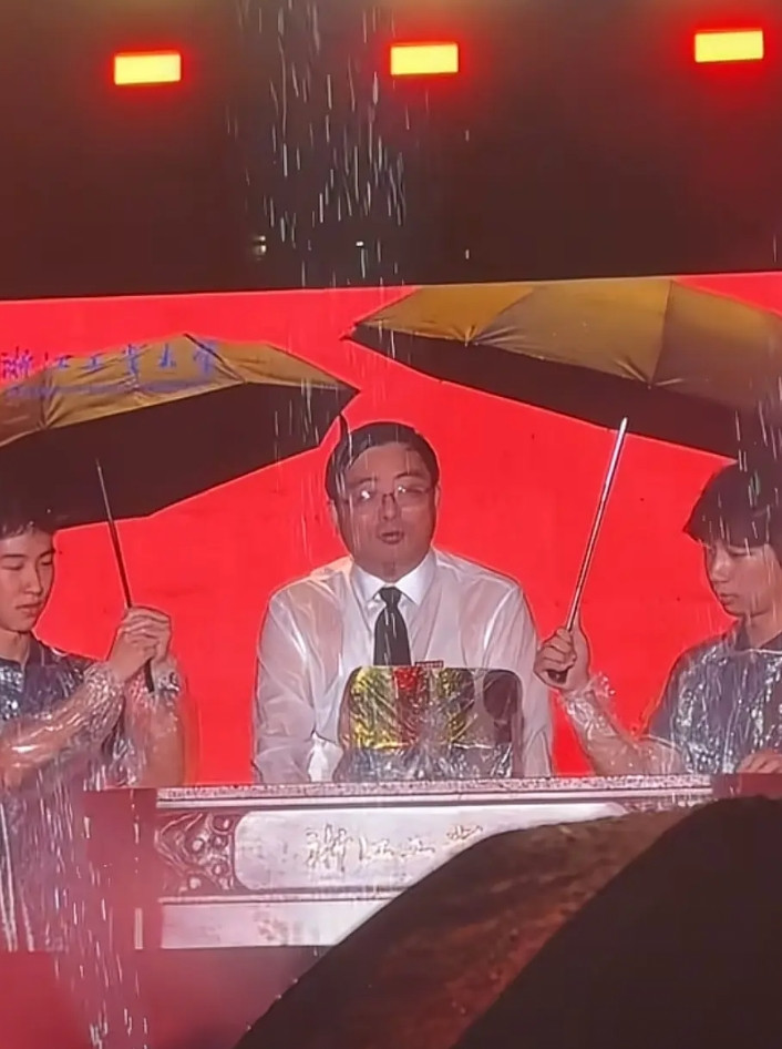 浙江工业大学火了，原来是校长下雨天演讲，两个学生帮忙打伞，但是各打各的，雨水、伞