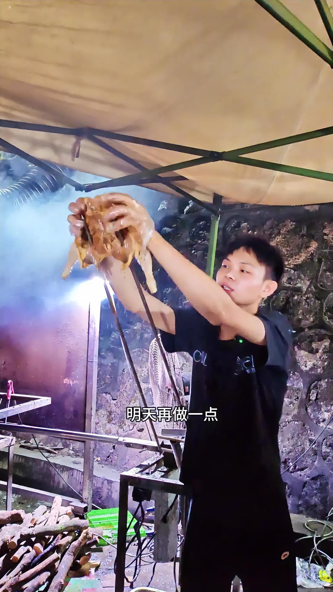 烤鸡少年：“检测结果要贴在门口”劝他别异想天开了看似敢作敢当实则有些幼稚